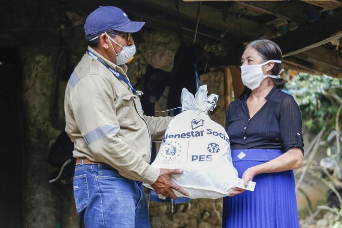 Gobierno entrega paquetes alimentarios a familias de La Palma gobierno-entrega-paquetes-alimentarios-a-familias-de-la-palma